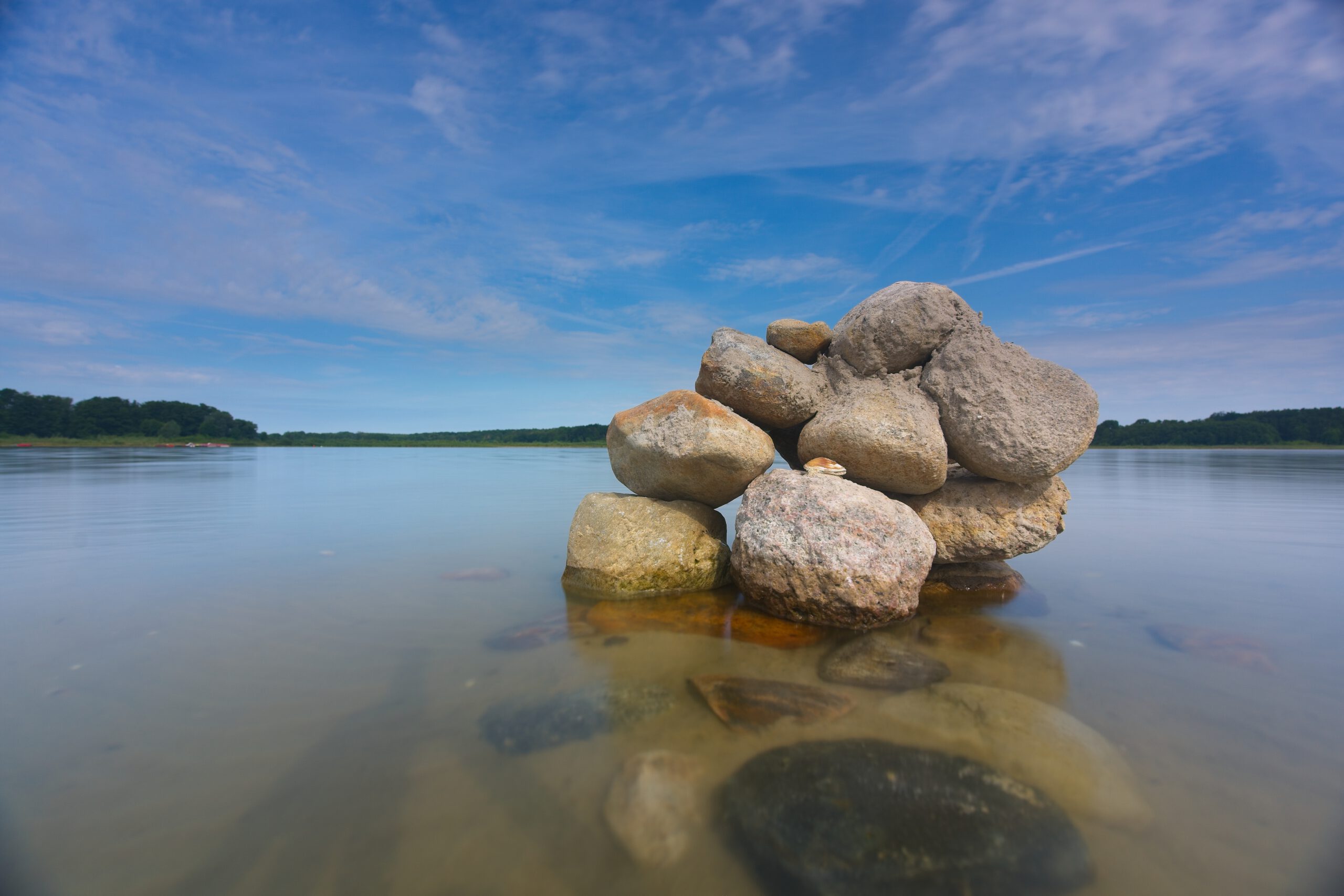 Natursteineturm im See